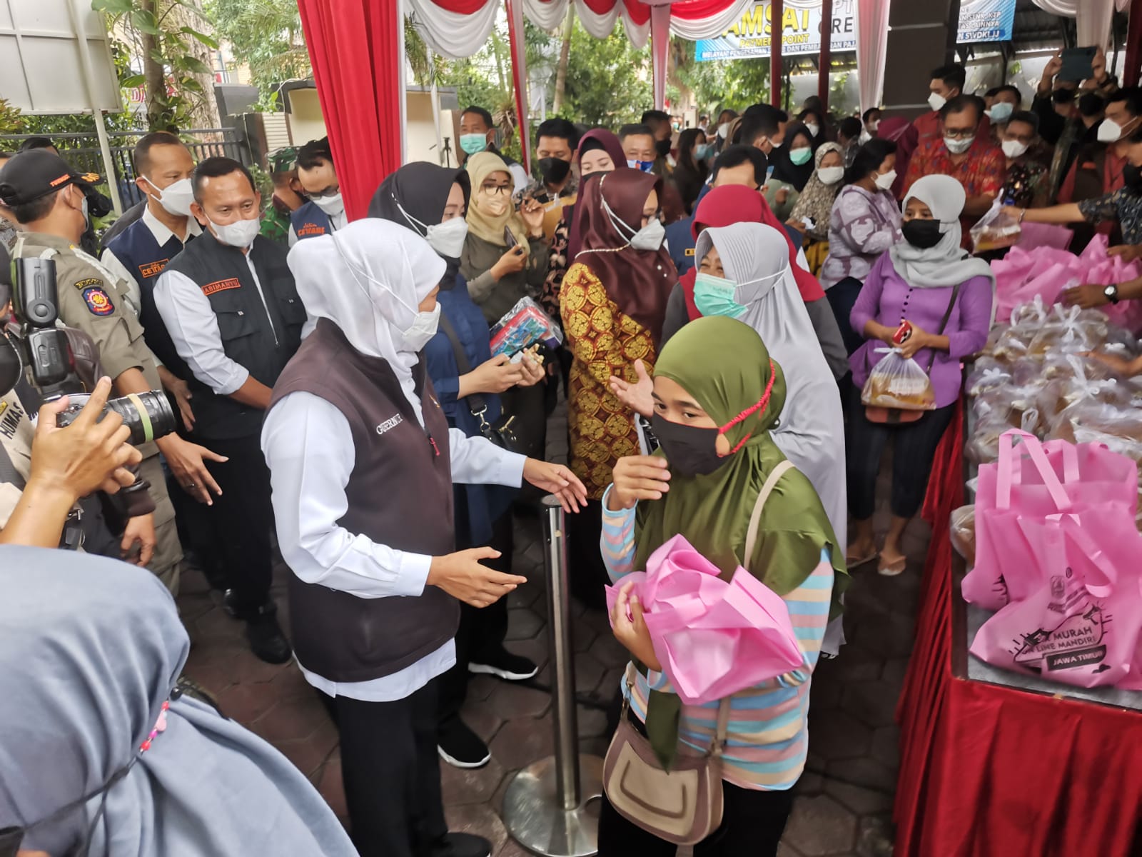 Operasi Pasar Murah, Ibu-ibu di Gresik Borong Minyak Goreng 12.500 per Liter