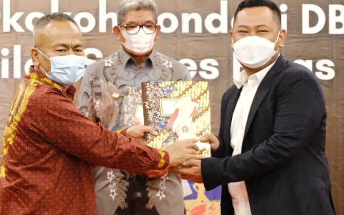 Bupati Gresik Terima Penghargaan Inisiator Olahraga di Puncak HPN 2022