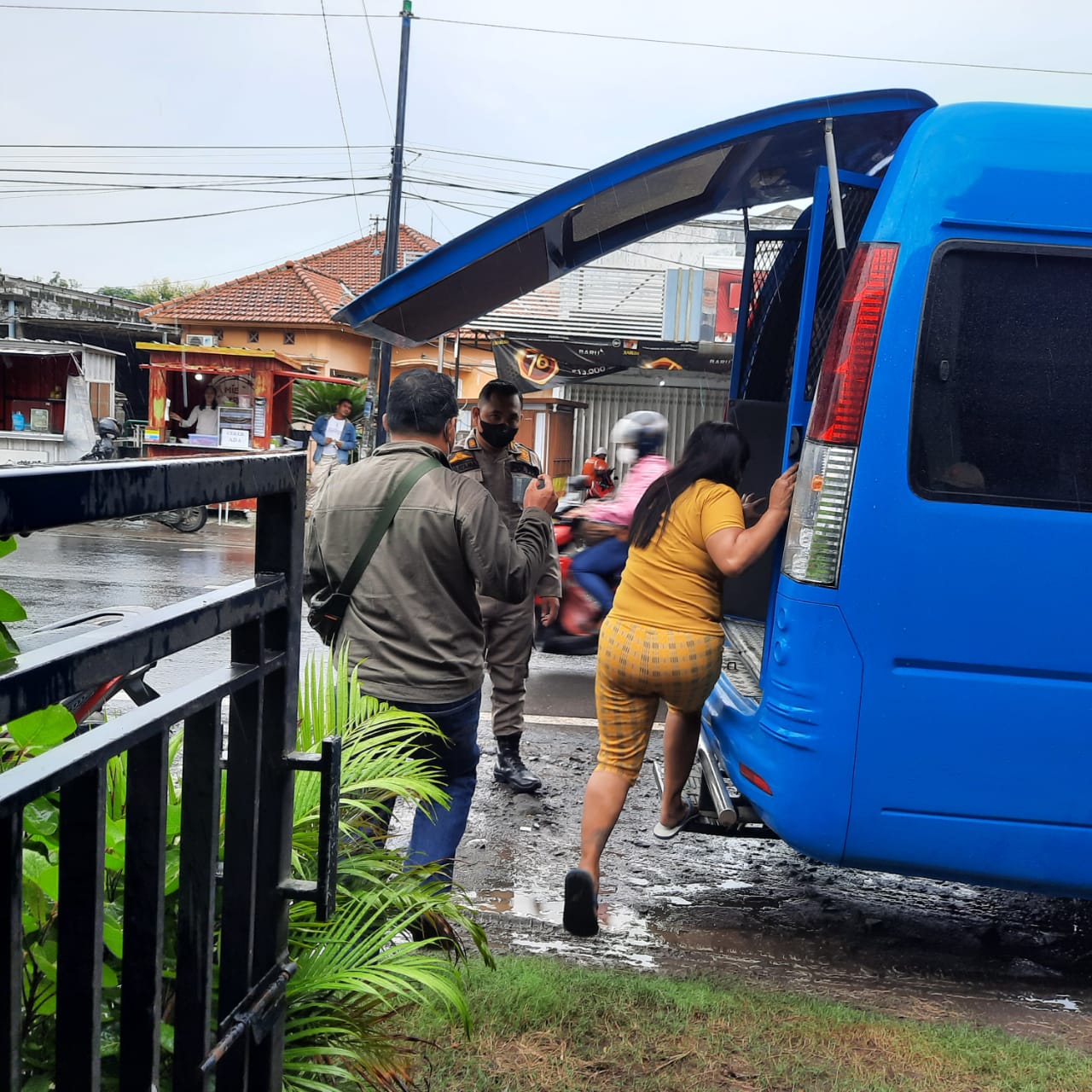 Razia Warung Remang-remang di Gresik, 8 Wanita Diduga PSK dan Mucikari Diamankan