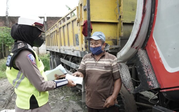 Sosialisasi Larangan ODOL, Polisi Datangi Pool Truk di Jalan Deandles Gresik