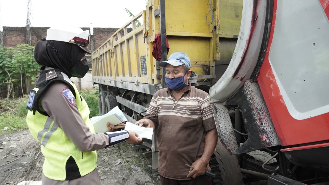 Sosialisasi Larangan ODOL, Polisi Datangi Pool Truk di Jalan Deandles Gresik