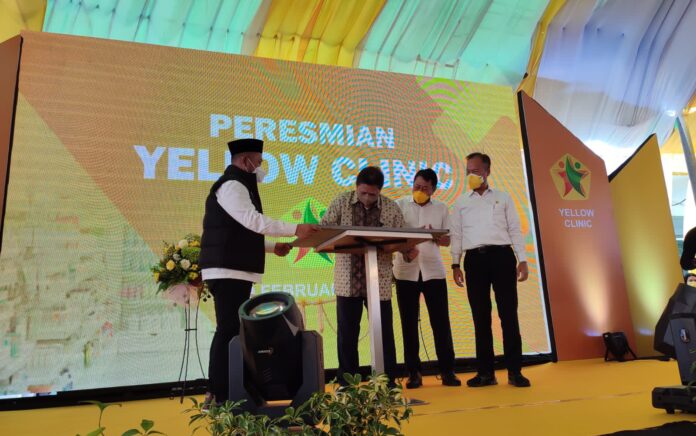 Menko Airlangga Tandatangani Prasasti Peresmian Yellow Clinic di Gresik