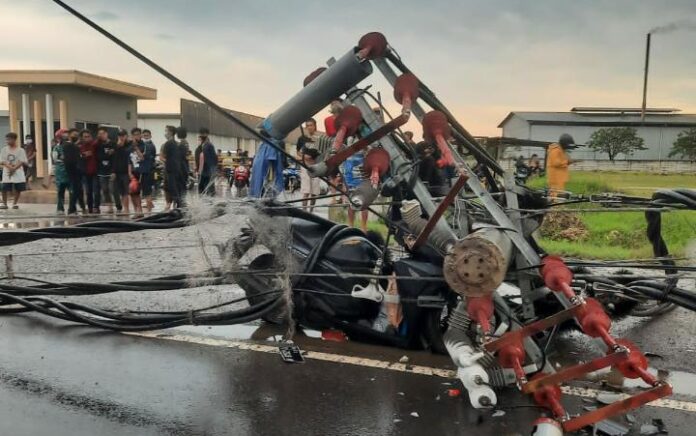 Angin Kencang Terjang Gresik, Robohkan Tiang Listrik Hingga Pohon