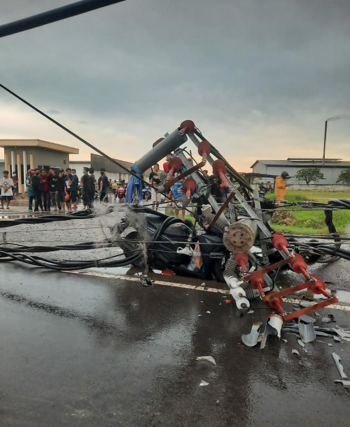 Angin Kencang Terjang Gresik, Robohkan Tiang Listrik Hingga Pohon