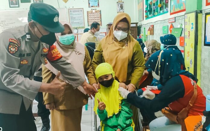 Hibur Anak-anak Saat Divaksin, Wabup Gresik: Tidak Perlu Takut Ya