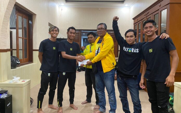 Lolos 16 Besar Liga 3, Suporter Ultras Gresik Patungan Beri Bonus Pemain GU