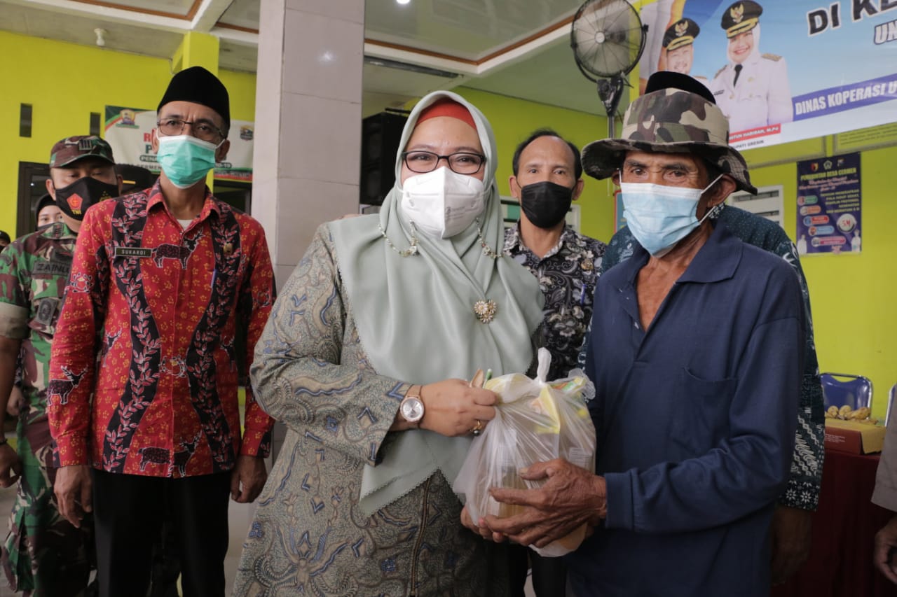 Operasi Pasar di Gresik, Gelontor Ribuan Liter Minyak Goreng Harga 14 Ribu