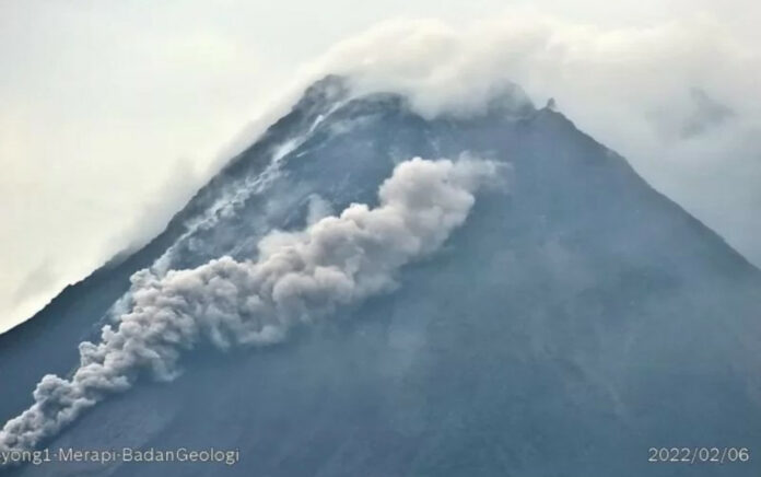 Aktivitas awan panas guguran Gunung Merapi yang berada di perbatasan Daerah Istimewa Yogyakarta dan Jawa Tengah.