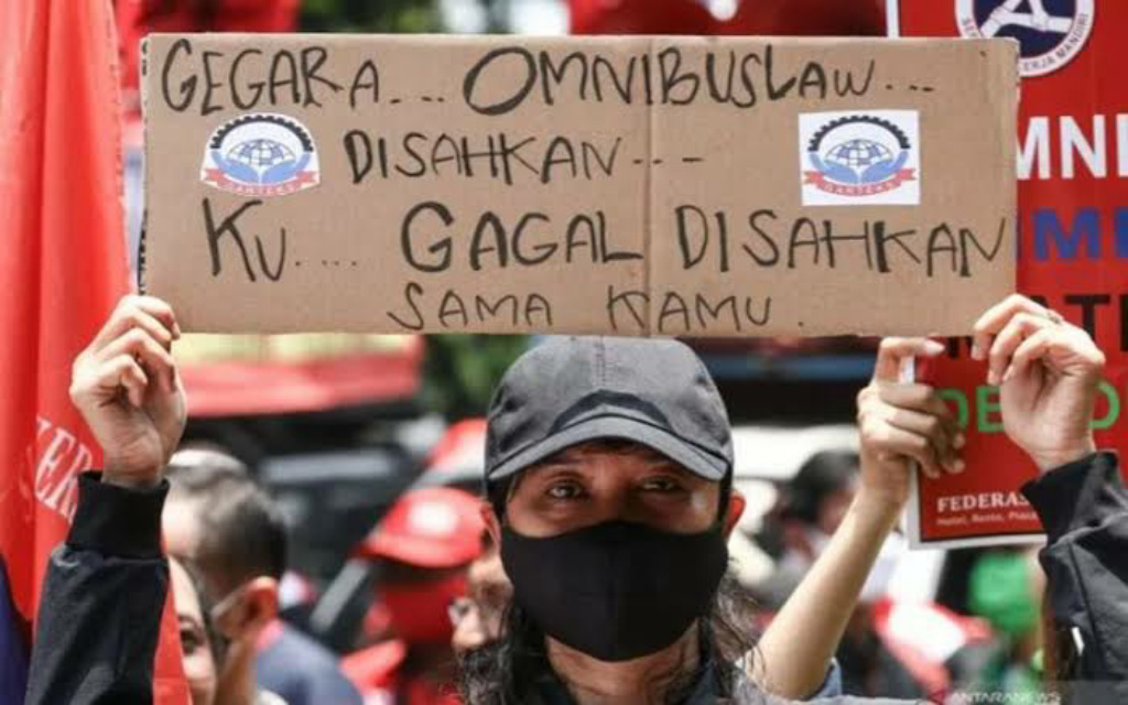 Massa aksi unjuk rasa di Jalan Medan Merdeka Barat, Jakarta, Senin (12/10), untuk menolak disahkannya Undang-Undang Cipta Kerja. (Foto: Istimewa)