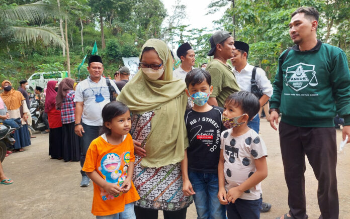 Alissa Qotrunnada Munawaroh Wahid atau Alissa Wahid menyambangi Warga Desa Wadas, Kecamatan Bener, Purworejo, Jawa Tengah. (Foto: Twitter @AlissaWahid)