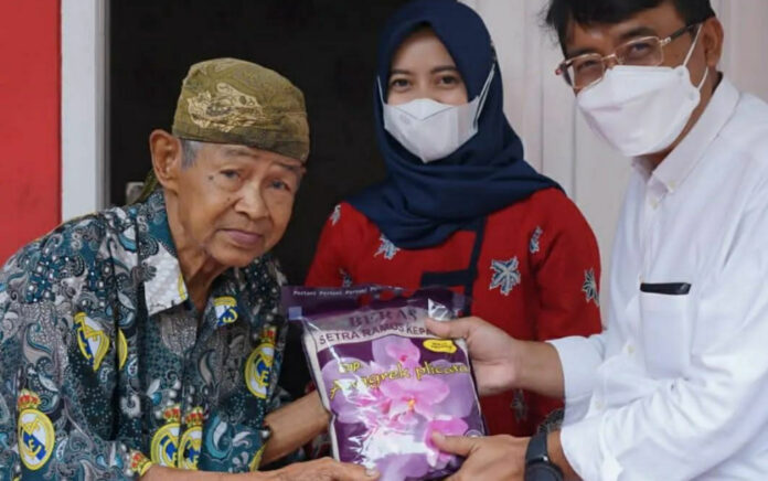 Kepala Desa Ciasem Baru, Indah Aprianti, Kecamatan Ciasem, Subang, Jawa Barat bersama Direktur Utama PT Sang Hyang Seri, Maryono membagikan menyalurkan bantuan sembako kepada warga Dusun Babakan Mekarsari. (Foto: Dok. Humas Pemerintah Desa Ciasem Baru)