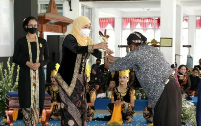 Gubernur Jawa Timur Khofifah Indar Parawansa terima penyerahan pusaka berupa keris dan tombak dari sesepuh perawat pusaka, yang selanjutnya akan diserahkan kepada Bupati Pacitan untuk disimpan kembali ke tempatnya dalam Peringati Hari Jadi ke-277 Kabupaten Pacitan. (Foto: Istimewa)