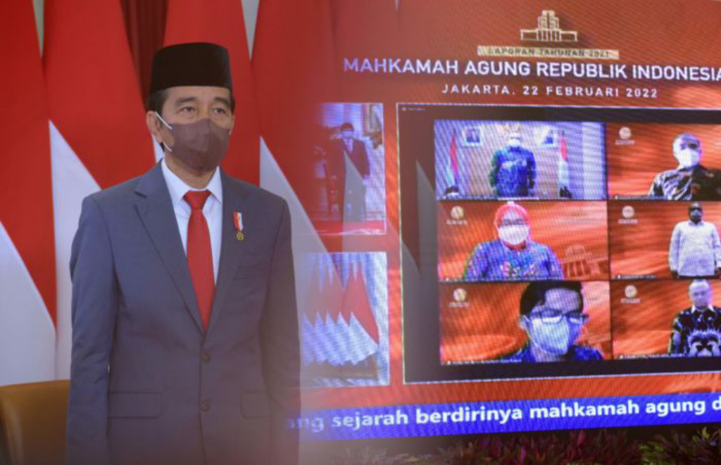Presiden Jokowi saat menghadiri Sidang Istimewa Laporan Tahunan MA Tahun 2021, Selasa (22/2), secara daring dari Istana Negara Jakarta. (Foto: Humas Setkab/Jay)