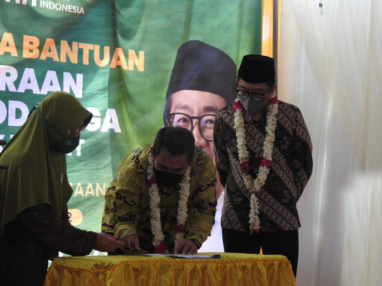 Penandatanganan Ketua Komisi VI DPR RI, Faisol Riza dan BUMN saat menyalurkan bantuan kepada PCNU, Muslimat NU, Fatayat NU, PC GP Ansor Kraksaan, Probolinggo, Jawa Timur. (Foto: Istimewa)