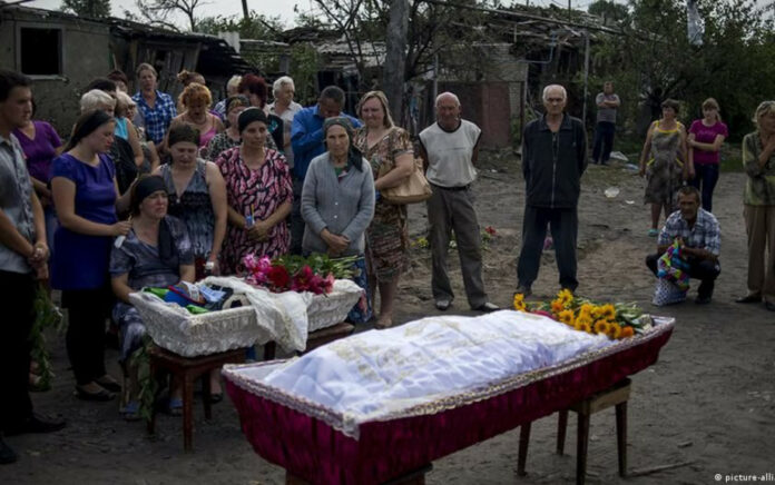 Suasan berkabung salah keluarga, warga sipil Ukraina, yang kehilangan ayah dan putranya.