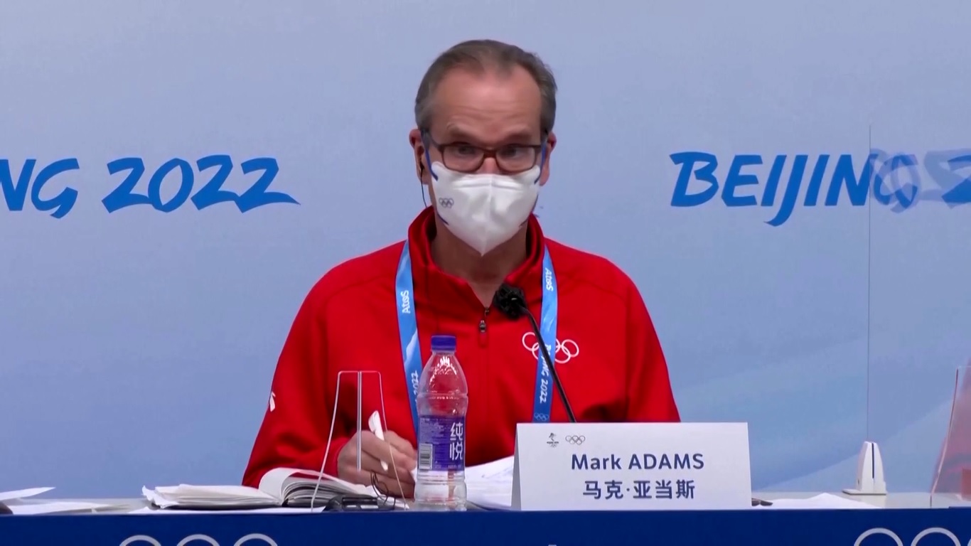 Juru Bicara IOC, Mark Adam saat konferensi pers terkait Skandal Doping Olimpiade Beijing 2022, Sabtu 12 Februari 2022. Foto: Reuters.