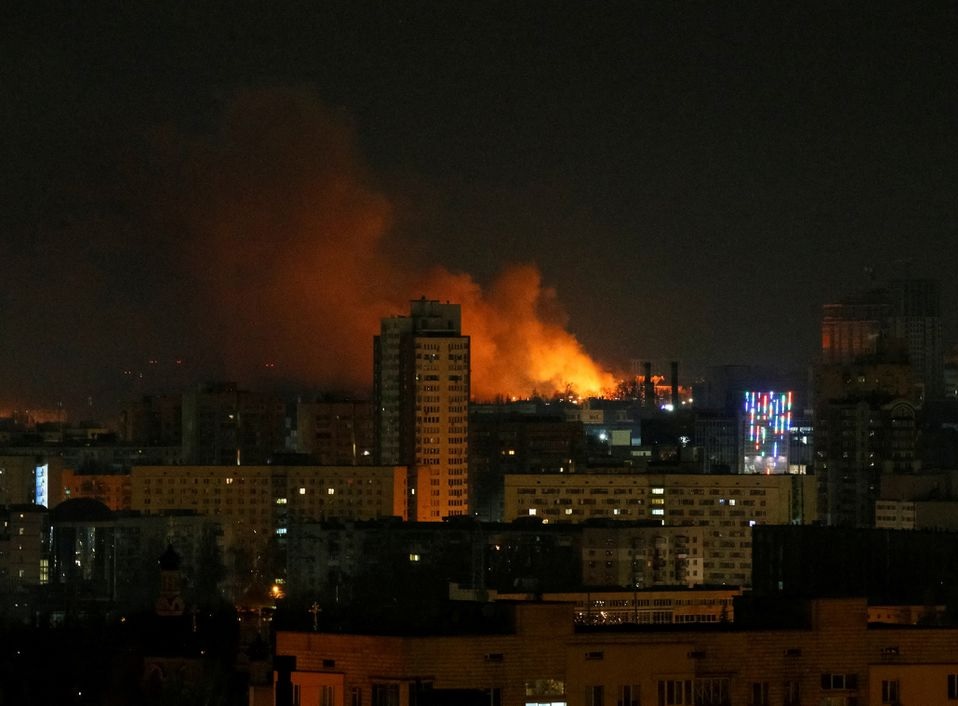 Asap dan api membubung selama penembakan di dekat Kiev, saat Rusia melanjutkan invasi ke Ukraina 26 Februari 2022.