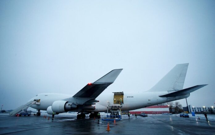 Sebuah pesawat yang membawa bantuan militer, yang dikirim sebagai bagian dari bantuan keamanan Amerika Serikat ke Ukraina, diparkir di Bandara Internasional Boryspil di luar Kyiv, Ukraina, 5 Februari 2022. Foto: Reuters.