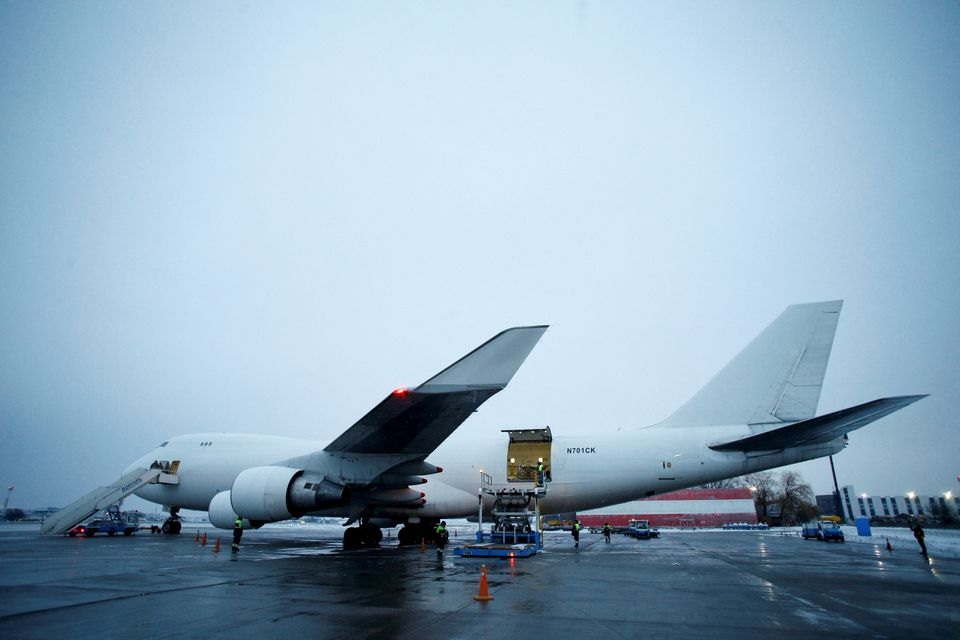 Sebuah pesawat yang membawa bantuan militer, yang dikirim sebagai bagian dari bantuan keamanan Amerika Serikat ke Ukraina, diparkir di Bandara Internasional Boryspil di luar Kyiv, Ukraina, 5 Februari 2022. Foto: Reuters.