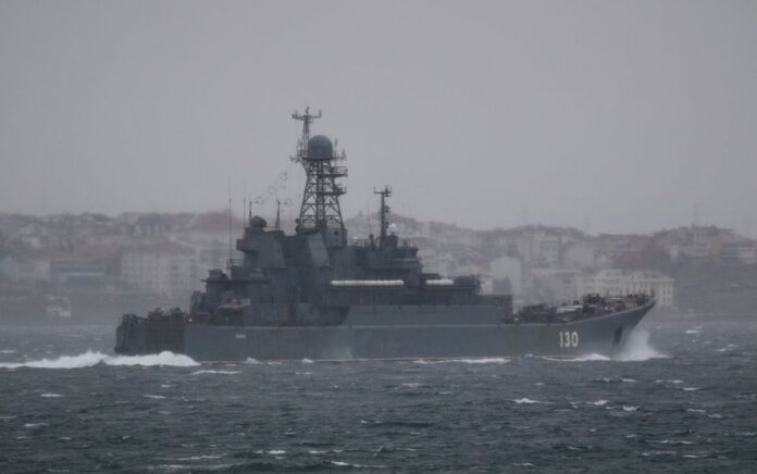 Kapal pendarat besar Angkatan Laut Rusia Korolev berlayar di Dardanelles, dalam perjalanannya ke Laut Hitam, di Canakkale, Turki 8 Februari 2022. Foto: Reuters.