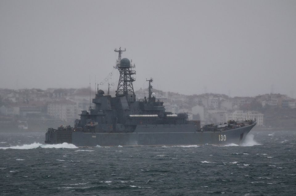 Kapal pendarat besar Angkatan Laut Rusia Korolev berlayar di Dardanelles, dalam perjalanannya ke Laut Hitam, di Canakkale, Turki 8 Februari 2022. Foto: Reuters.