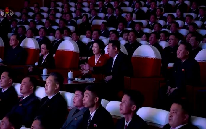 Kim Jong Un dan Istrinya Ri Sol Ju sedang menonton pertunjukan publik, sesuatu yang jarang terjadi. Foto: Reuters.