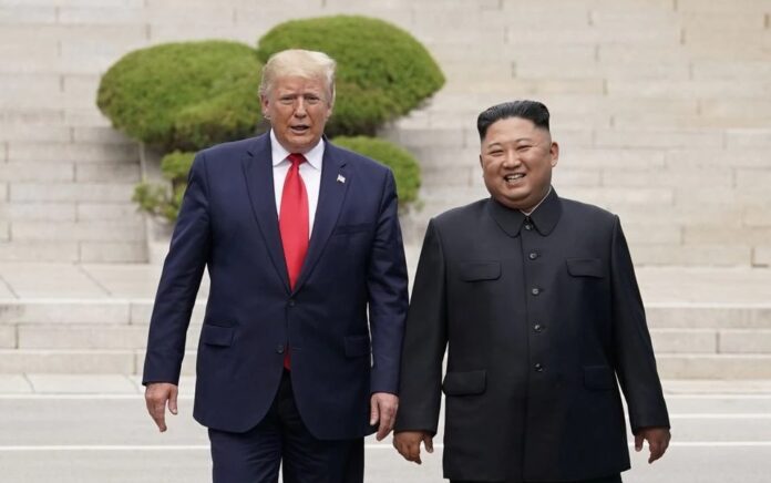Presiden AS Donald Trump bertemu dengan pemimpin Korea Utara Kim Jong Un di zona demiliterisasi yang memisahkan kedua Korea, di Panmunjom, Korea Selatan, 30 Juni 2019. Foto: Reuters.