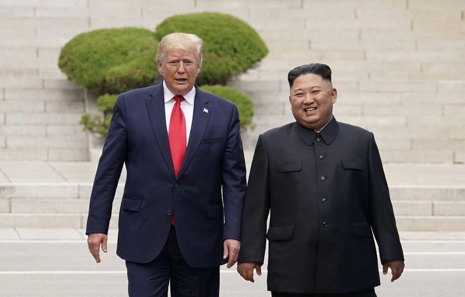 Presiden AS Donald Trump bertemu dengan pemimpin Korea Utara Kim Jong Un di zona demiliterisasi yang memisahkan kedua Korea, di Panmunjom, Korea Selatan, 30 Juni 2019. Foto: Reuters.