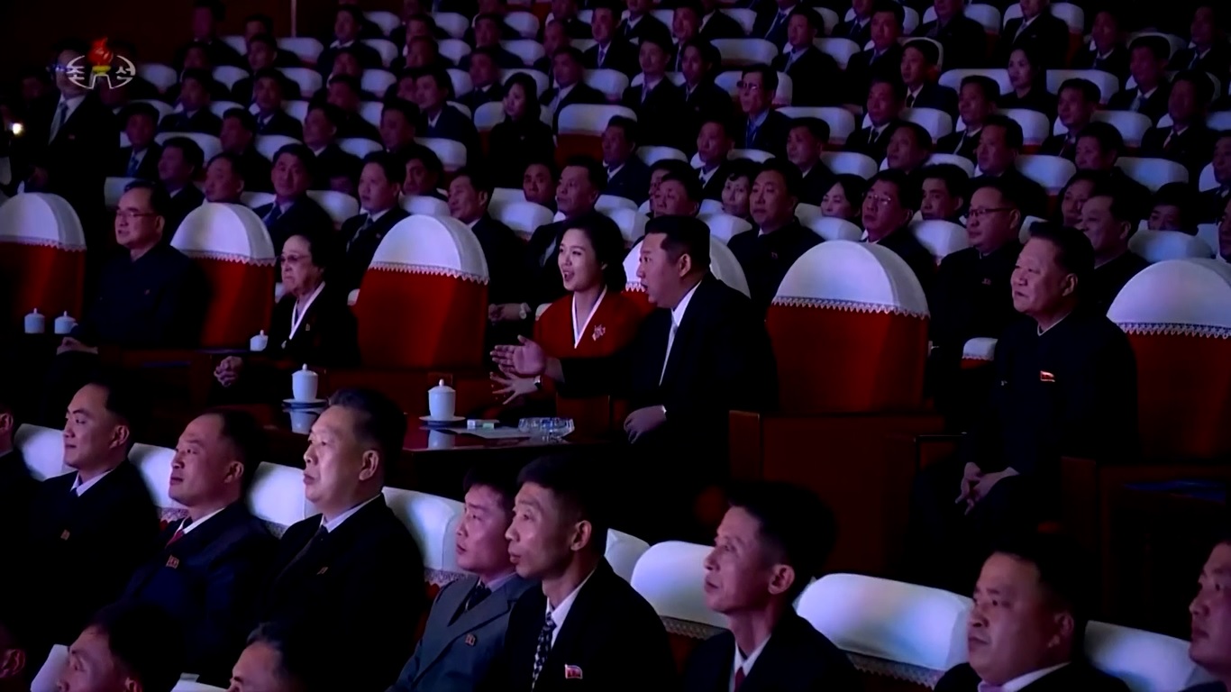 Kim Jong Un dan Istrinya Ri Sol Ju sedang menonton pertunjukan publik, sesuatu yang jarang terjadi. Foto: Reuters.