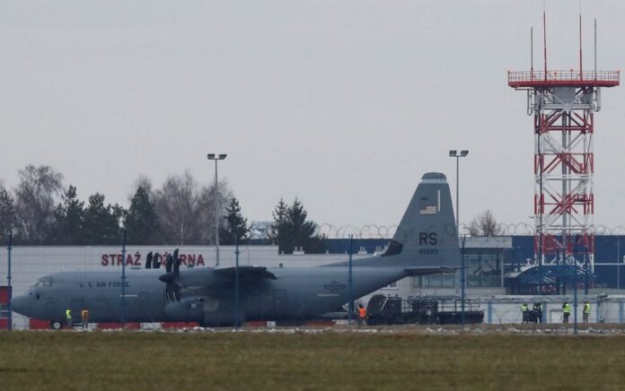 Pesawat angkut Hercules Lockheed Martin C-130 Angkatan Udara AS diturunkan setelah mendarat di Bandara Jasionka dekat Rzeszow, Polandia 4 Februari 2022. Foto: Reuters.