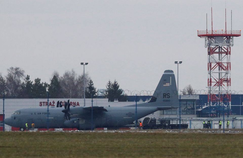 Pesawat angkut Hercules Lockheed Martin C-130 Angkatan Udara AS diturunkan setelah mendarat di Bandara Jasionka dekat Rzeszow, Polandia 4 Februari 2022. Foto: Reuters.