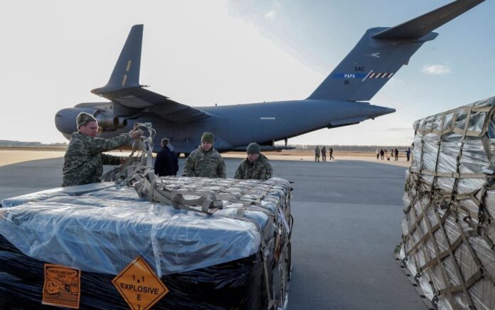 Bantuan militer Lithuania diturunkan di Bandara Internasional Boryspil di luar Kyiv, Ukraina, 13 Februari 2022. Foto: Reuters.