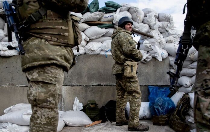 Pasukan Ukraina terlihat setelah Rusia melancarkan operasi militer besar-besaran terhadap Ukraina, di sebuah pos pemeriksaan di kota Zhytomyr, Ukraina 27 Februari 2022. Foto: Reuters.