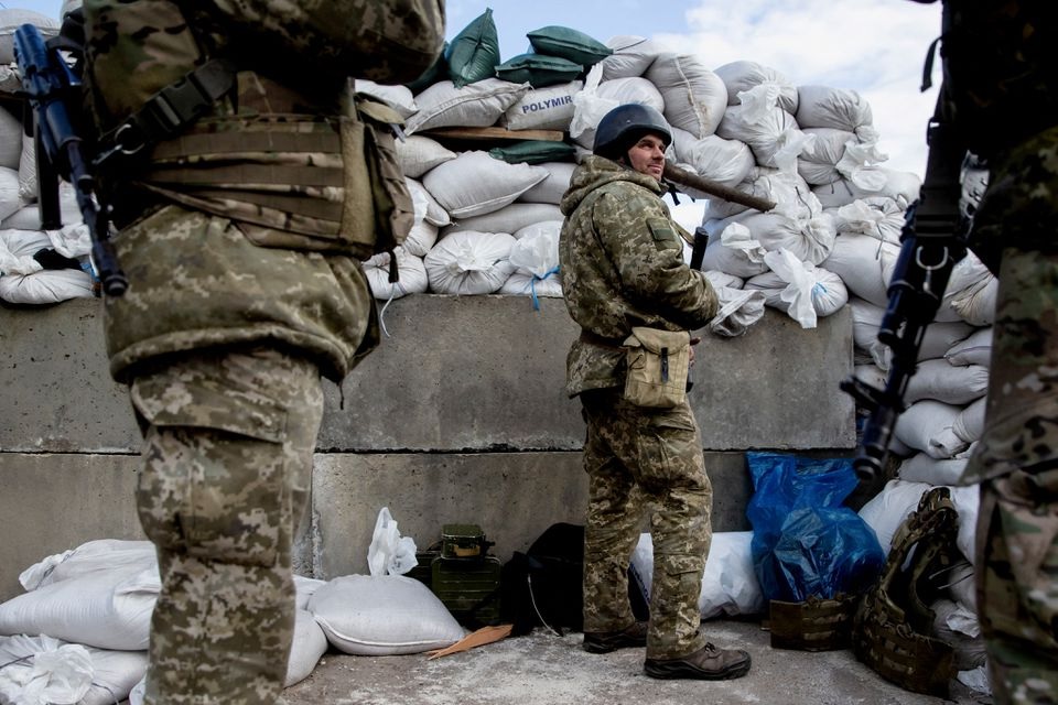 Pasukan Ukraina terlihat setelah Rusia melancarkan operasi militer besar-besaran terhadap Ukraina, di sebuah pos pemeriksaan di kota Zhytomyr, Ukraina 27 Februari 2022. Foto: Reuters.