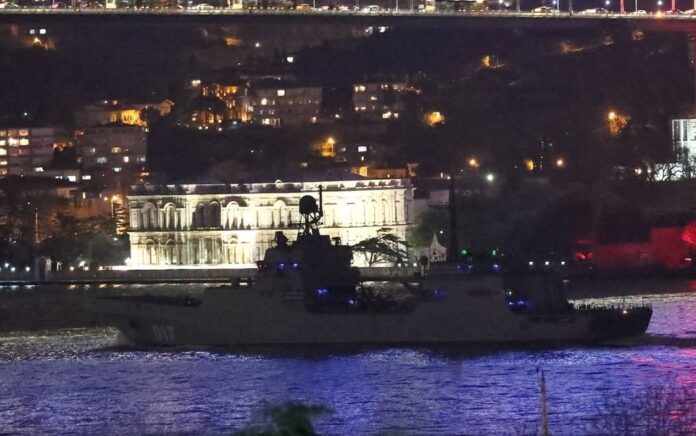 Kapal pendarat besar Angkatan Laut Rusia Pyotr Morgunov berlayar di Bosphorus, dalam perjalanannya ke Laut Hitam, di Istanbul, Turki, 9 Februari 2022. Foto: Reuters.