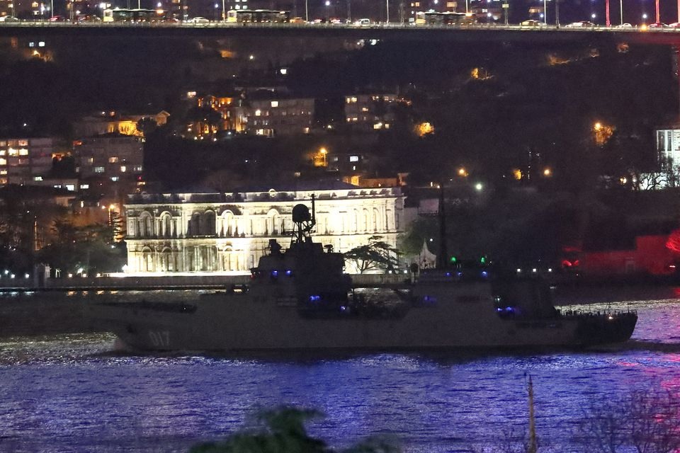 Kapal pendarat besar Angkatan Laut Rusia Pyotr Morgunov berlayar di Bosphorus, dalam perjalanannya ke Laut Hitam, di Istanbul, Turki, 9 Februari 2022. Foto: Reuters.