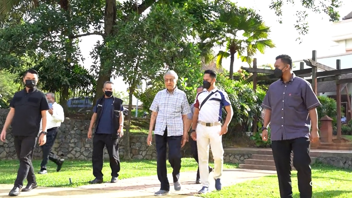 Mahathir Muhammad sedang berjalan-jalan. Foto: Twitter Mahathir.