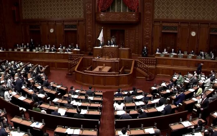 Rapat Parlemen Jepang untuk mengadopsi resolusi HAM di China, Selasa 1 Februari 2022. Foto: Reuters.