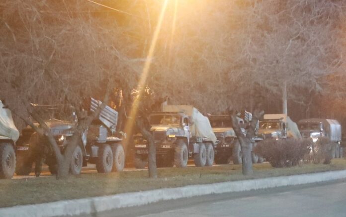 Kendaraan militer terlihat di jalan di pinggiran kota Donetsk yang dikuasai separatis, Ukraina 23 Februari 2022. Foto: Reuters.