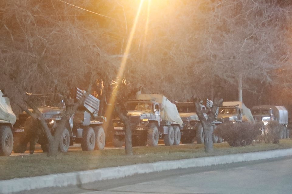 Kendaraan militer terlihat di jalan di pinggiran kota Donetsk yang dikuasai separatis, Ukraina 23 Februari 2022. Foto: Reuters.