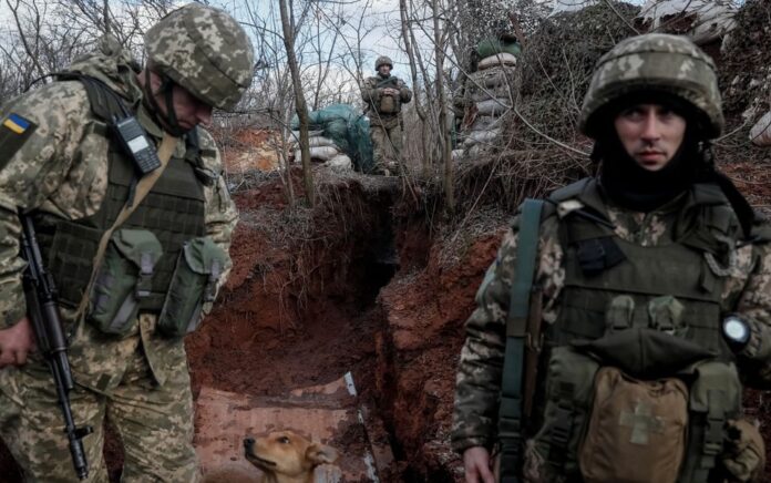 Anggota layanan Ukraina terlihat di garis depan dekat kota Novoluhanske di wilayah Donetsk, Ukraina 20 Februari 2022. Foto: Reuters.