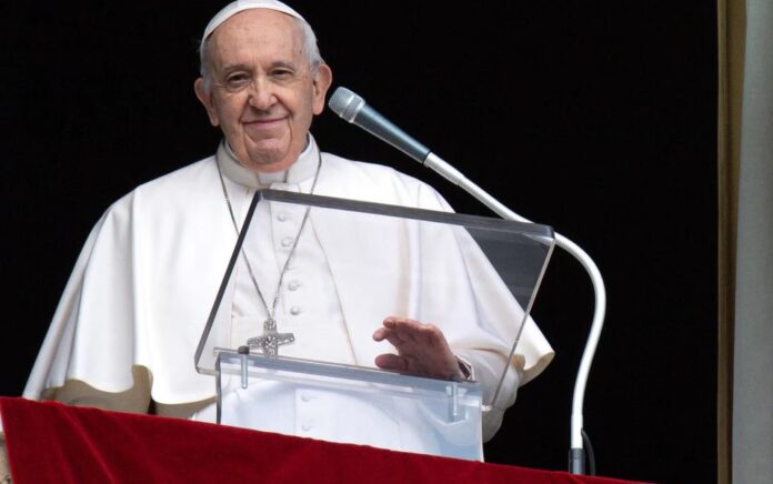 Paus Fransiskus memimpin doa Angelus dari jendela Istana Apostolik di Lapangan Santo Petrus, di Vatikan, 27 Februari 2022. Foto: Vatican Media.