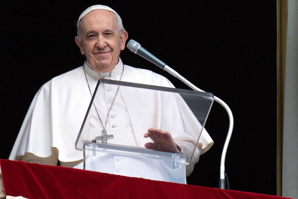 Paus Fransiskus memimpin doa Angelus dari jendela Istana Apostolik di Lapangan Santo Petrus, di Vatikan, 27 Februari 2022. Foto: Vatican Media.