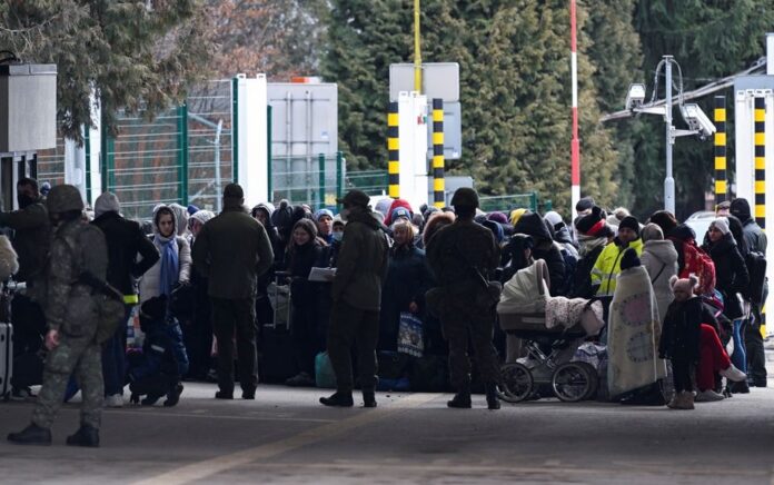 Warga yang melarikan diri dari Ukraina tiba di Slovakia 26 Februari 2022. Foto: Reuters.