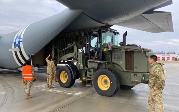 Peralatan militer diturunkan dari Pesawat Hercules AS. Foto: Twitter Blaszczak.