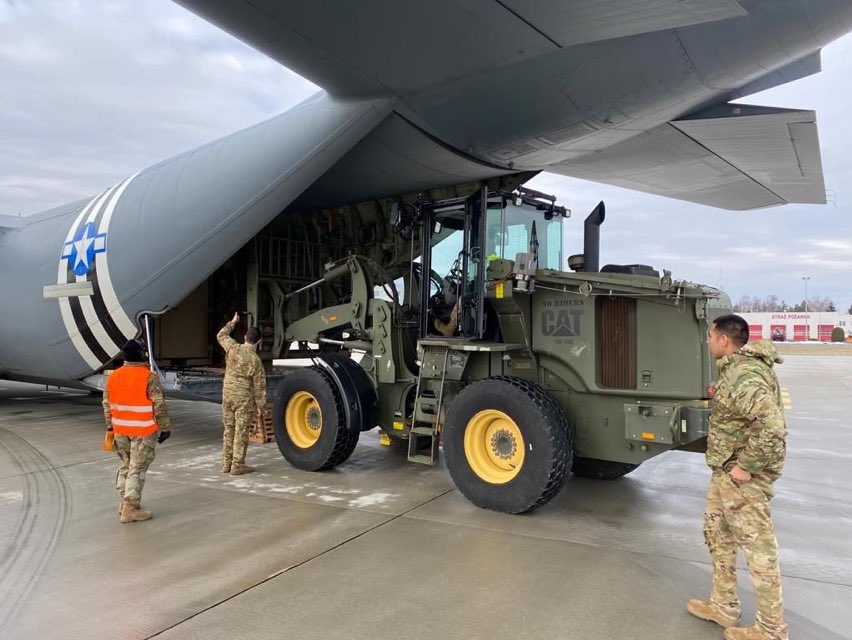 Peralatan militer diturunkan dari Pesawat Hercules AS. Foto: Twitter Blaszczak.