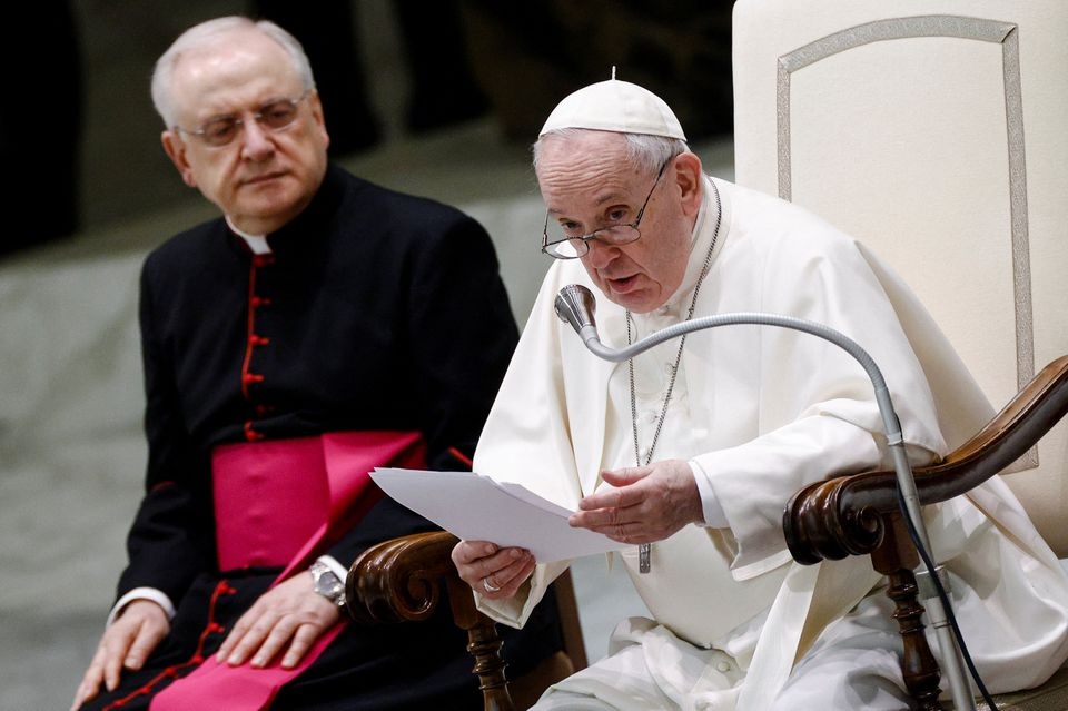 Paus Fransiskus mengadakan audiensi umum mingguan di Aula Paulus VI di Vatikan, 23 Februari 2022. Foto: Reuters.