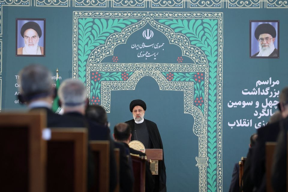 Presiden Iran Ebrahim Raisi berbicara selama upacara untuk menandai peringatan ke-43 Revolusi Islam di Teheran, Iran 10 Februari 2022. Foto: WANA.