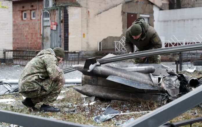 Petugas polisi memeriksa sisa-sisa rudal yang jatuh di jalan, setelah Presiden Rusia Vladimir Putin mengizinkan operasi militer di Ukraina timur, di Kyiv, Ukraina 24 Februari 2022. Foto: Reuters.