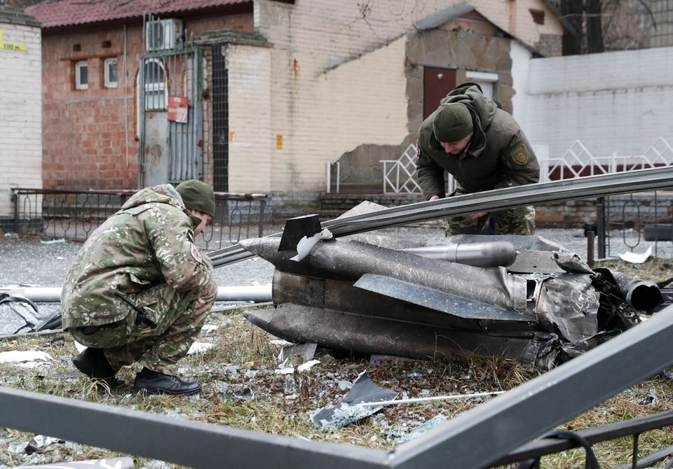 Petugas polisi memeriksa sisa-sisa rudal yang jatuh di jalan, setelah Presiden Rusia Vladimir Putin mengizinkan operasi militer di Ukraina timur, di Kyiv, Ukraina 24 Februari 2022. Foto: Reuters.
